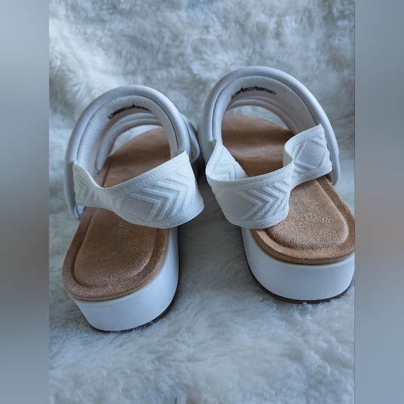 Koolaburra by Uggs white sandals size 8 - Picture 4 of 7